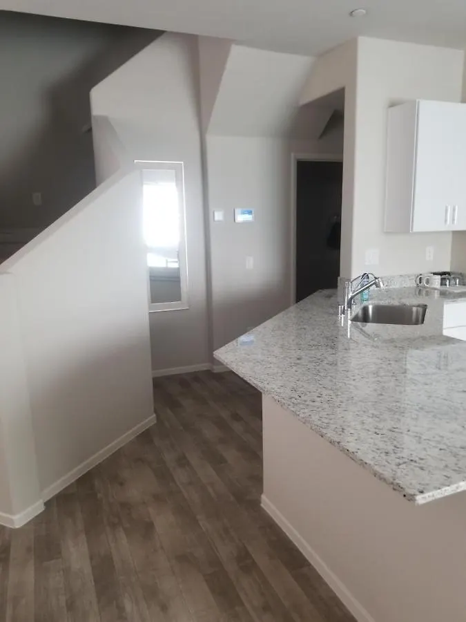 Beautiful Townhouse With King Suite! 美国